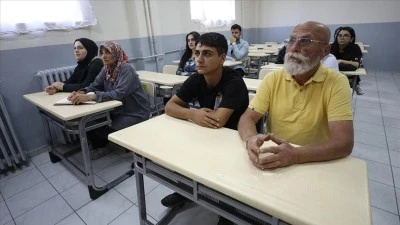 Torunlarıyla akran gen&ccedil;lerle sıra arkadaşı oldular