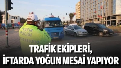 Trafik ekipleri, iftarda yoğun mesai yapıyor