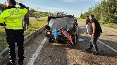 Trafik kazasında 1 kişi &ouml;ld&uuml;, 2 kişi yaralandı