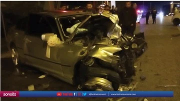 Trafik kazasında 2 kişi &ouml;ld&uuml;, 2 kişi yaralandı
