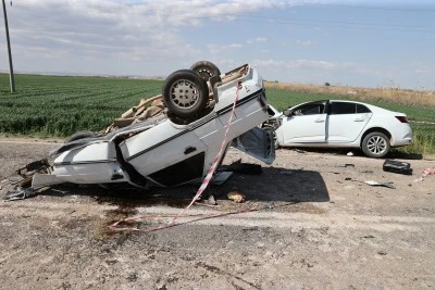 Trafik kazasında 3 kişi &ouml;ld&uuml;, 2 kişi yaralandı