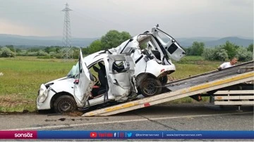 Trafik levhasına &ccedil;arpan hafif ticari ara&ccedil;taki 4 kişi yaralandı