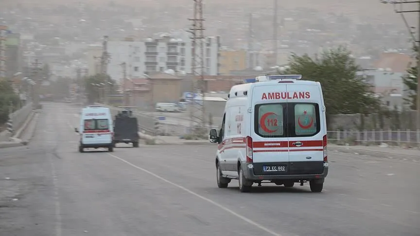 Trafik levhasına &ccedil;arpan motosikletteki yolcu &ouml;d&uuml;
