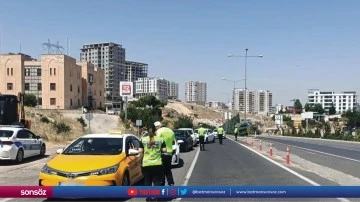 Trafik polisleri ara&ccedil;ları denetledi