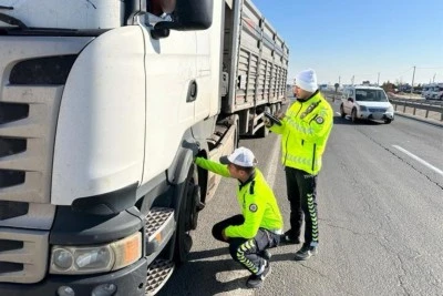 Trafik polisleri ara&ccedil;ları denetledi