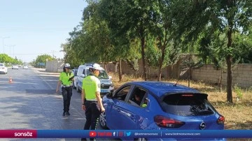 Trafik polisleri ara&ccedil;ları denetledi