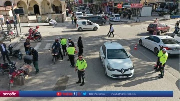 Trafik polisleri motosiklet s&uuml;r&uuml;c&uuml;lerini uyardı