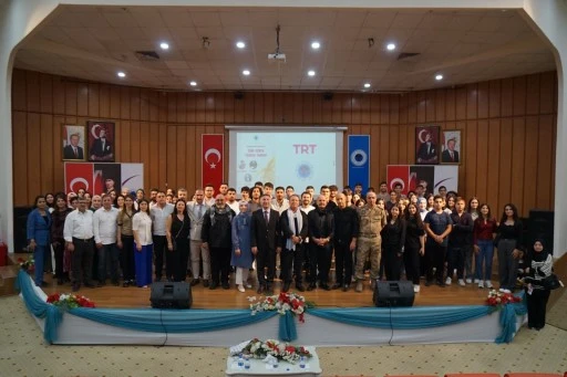 TRT sanat&ccedil;ıları kamp&uuml;ste sahne aldı