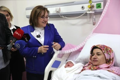T&uuml;p bebek desteği projesinin ilk bebeği d&uuml;nyaya geldi