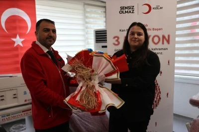 T&uuml;rk Kızılay 3 milyonuncu &uuml;nitenin kan bağış&ccedil;ısına plaket verdi