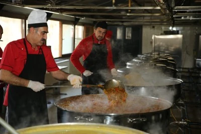 T&uuml;rk Kızılay, Doğu'da y&uuml;zlerce aileye iftarda sıcak aş ulaştırıyor