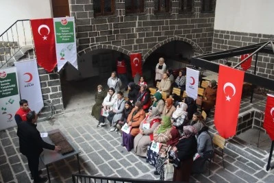 T&uuml;rk Kızılay Sur Şubesinden kadın ve gen&ccedil;lere kışlık sebze fidesi yetiştiriciliği eğitimi