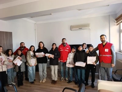 T&uuml;rk Kızılay Yenişehir Şubesinden &ouml;ğrencilere eğitim seti desteği