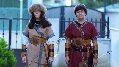 T&uuml;rk tarihini yansıtan kıyafetler geleneksel ok&ccedil;uluk sporuna ilgiyi artırıyor