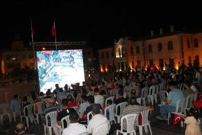 T&uuml;rkiye-Almanya EuroBasket 2025 final ma&ccedil;ı dev ekrandan izlendi