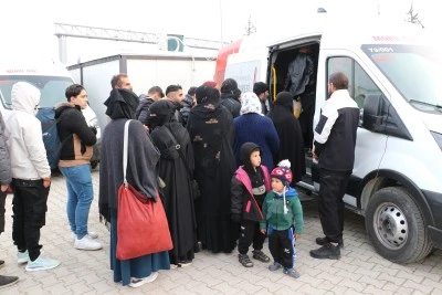 T&uuml;rkiye'deki Suriyeliler &uuml;lkelerine d&ouml;n&uuml;yor