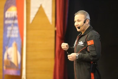 T&uuml;rkiye'nin ilk astronotu Gezeravcı, &ouml;ğrencilerle buluştu