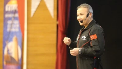 T&uuml;rkiye'nin ilk astronotu Gezeravcı, Siirt'te &ouml;ğrencilerle buluştu