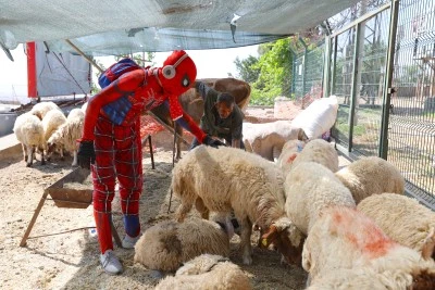 T&uuml;rkiye'yi gezen "&Ouml;r&uuml;mcek Adam" Mardin'de
