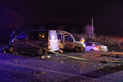  &Uuml;&ccedil; aracın karıştığı trafik kazasında 4 kişi &ouml;ld&uuml;, 5 kişi yaralandı 