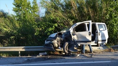 &Uuml;&ccedil; aracın karıştığı zincirleme kazada 5 kişi yaralandı