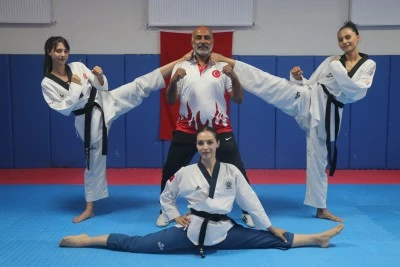 &Uuml;&ccedil; kızını milli sporcu yapan tekvando antren&ouml;r&uuml; baba gururlu