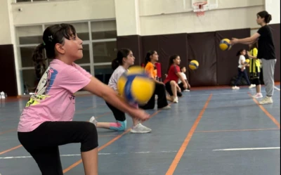 &Uuml;cretsiz voleybol kursları başladı