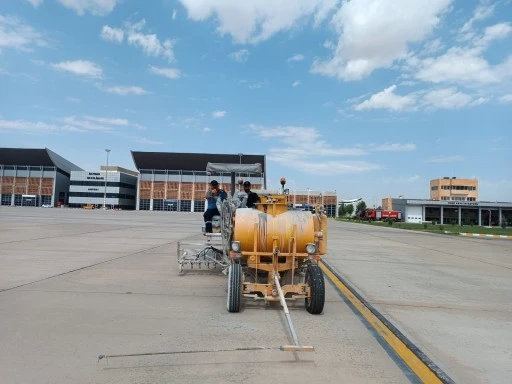U&ccedil;uş pistinde yol &ccedil;izgileri yenilendi