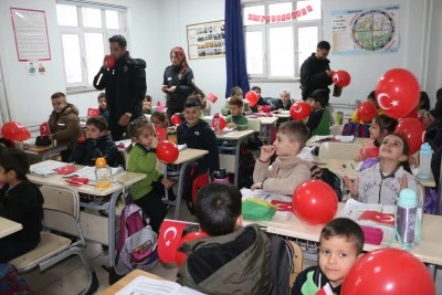 Uludere'de polisten ilkokul &ouml;ğrencilerine y&ouml;nelik etkinlik