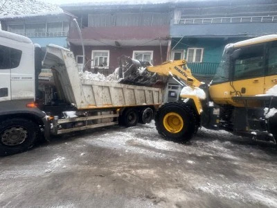 Uludere'de yoğun yağışla biriken kar kamyonlarla il&ccedil;e dışına taşınıyor