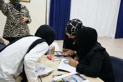 &Uuml;niversite Ekibi, miniklerle ahşap boyadı