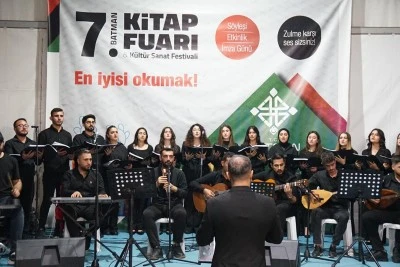 &Uuml;niversite Korosu, kitap fuarında konser verdi