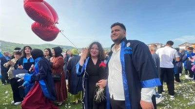 &Uuml;niversite mezuniyet t&ouml;reninde evlilik teklifi