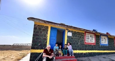 &Uuml;niversite &ouml;ğrencileri bir ilkokulun duvarlarını boyadı