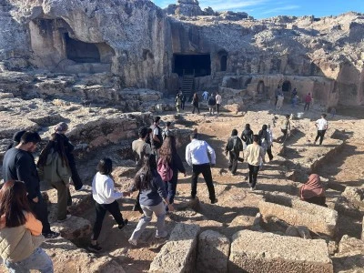 &Uuml;niversite &ouml;ğrencileri Ergani ve Eğil&rsquo;deki tarihi alanları gezdi