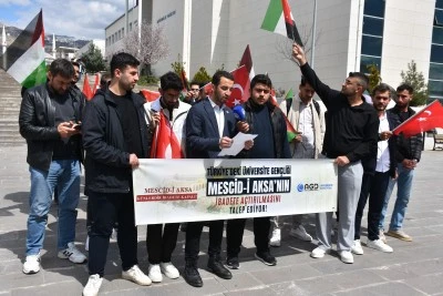 &Uuml;niversite &ouml;ğrencileri İsrail'in Mescid-i Aksa'yı ibadete kapatmasını protesto etti