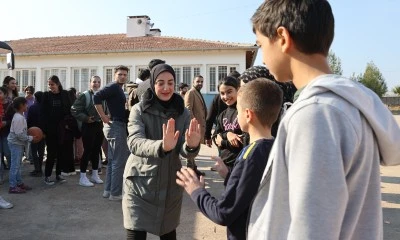 &Uuml;niversite &ouml;ğrencileri kırsaldaki &ccedil;ocukların y&uuml;z&uuml;n&uuml; g&uuml;ld&uuml;r&uuml;yor