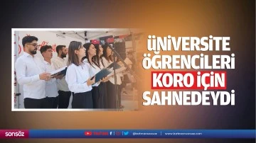 &Uuml;niversite &ouml;ğrencileri, koro i&ccedil;in sahnedeydi