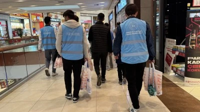 &Uuml;niversite &ouml;ğrencileri, yetim ve &ouml;ks&uuml;z &ccedil;ocukları bayramda sevindirmek i&ccedil;in seferber oldu