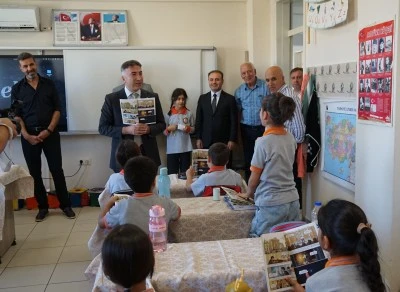 &Uuml;niversite senatosu, ilkokul &ouml;ğrencileriyle buluştu
