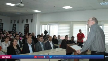 &Uuml;niversitede İngilizce konferans