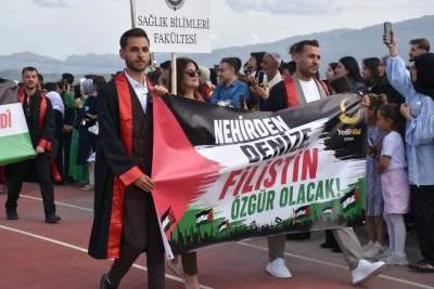 &Uuml;niversitede mezuniyet t&ouml;reni d&uuml;zenlendi