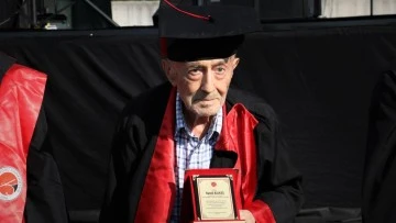 &Uuml;niversiteden 82 yaşında mezun oldu