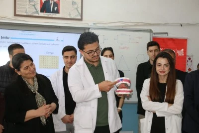 &Uuml;niversiteli gen&ccedil;ler, k&ouml;y okulunda diş taraması yaptı