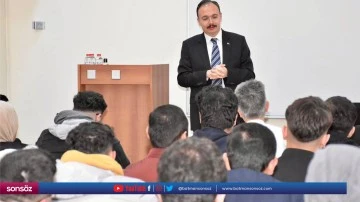 &Uuml;niversiteli gen&ccedil;lerle buluştu