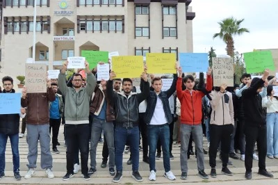 &Uuml;niversiteliler, bir &ouml;ğrencinin k&ouml;peklerin saldırısından ka&ccedil;arken yaşamını yitirmesiyle ilgili a&ccedil;ıklama yaptı