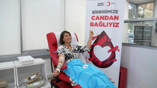 &Uuml;nl&uuml; İsimler Kızılay'a Destek Verdi