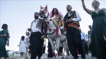 Unutulmaya y&uuml;z tutan atlı gelin geleneği Ovacık d&uuml;ğ&uuml;nlerinde yaşatılıyor