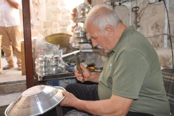 Unutulmaya y&uuml;z tutmuş bakırcılık işini yapıyor