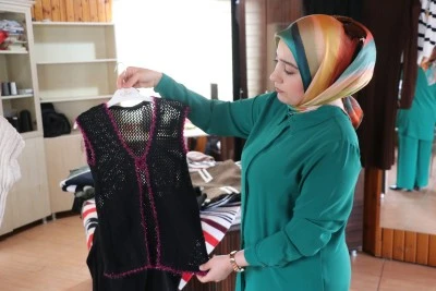 &Uuml;retim fazlası kumaşlar kadın kursiyerlerin elinde kıyafete d&ouml;n&uuml;ş&uuml;yor